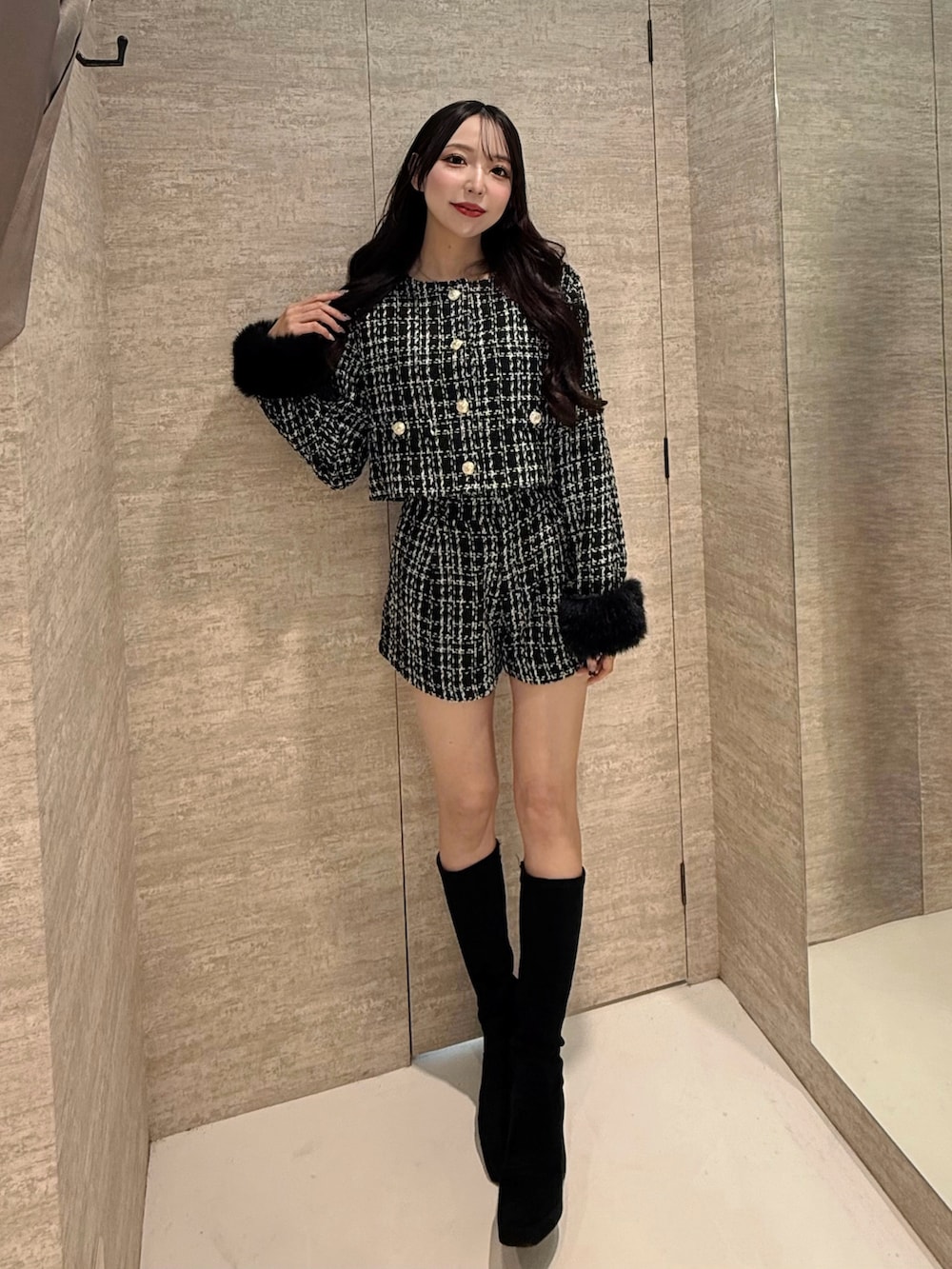 ブラック系のノーカラージャケット、ブラック系のその他パンツを着用したレディースの秋コーディネートの2枚目の写真