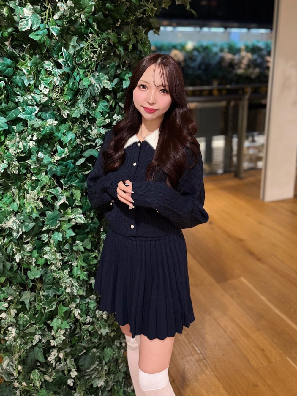 ブルー系のカーディガン/ボレロを着用したレディースの冬コーディネートの4枚目の写真