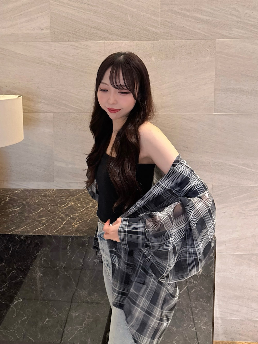 ブラック系のシャツ/ブラウス、ブラック系のキャミソール、ブルー系のデニムパンツを着用したレディースの夏コーディネートの6枚目の写真