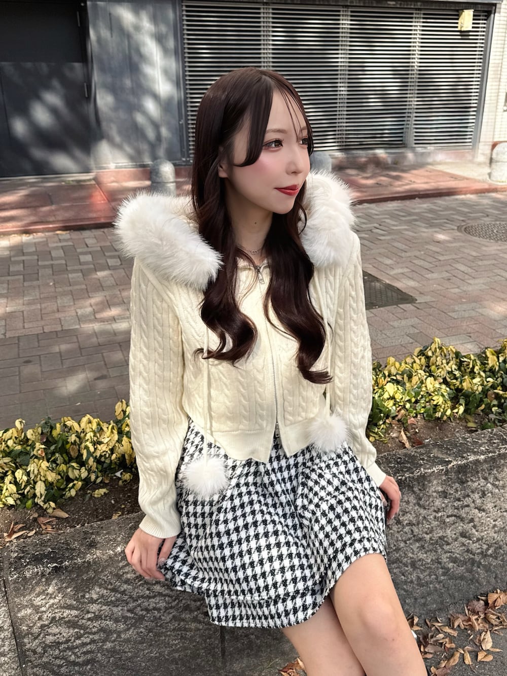 ホワイト系のパーカー、その他のスカートを着用したレディースの秋コーディネートの5枚目の写真