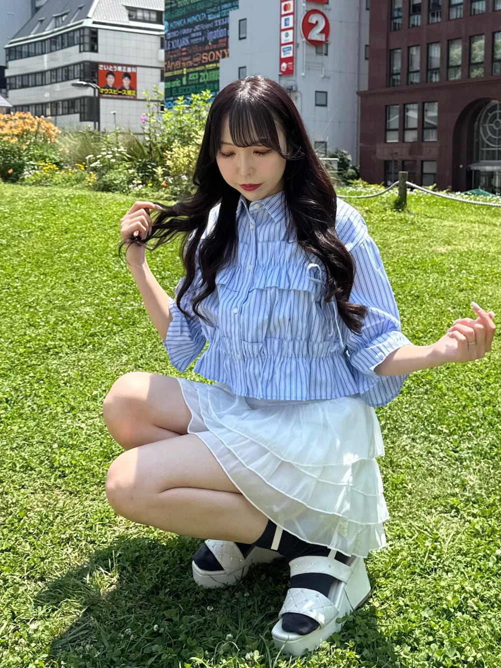 ブルー系のシャツ/ブラウス、ホワイト系のスカート、ホワイト系のサンダルを着用したレディースの夏コーディネートの3枚目の写真