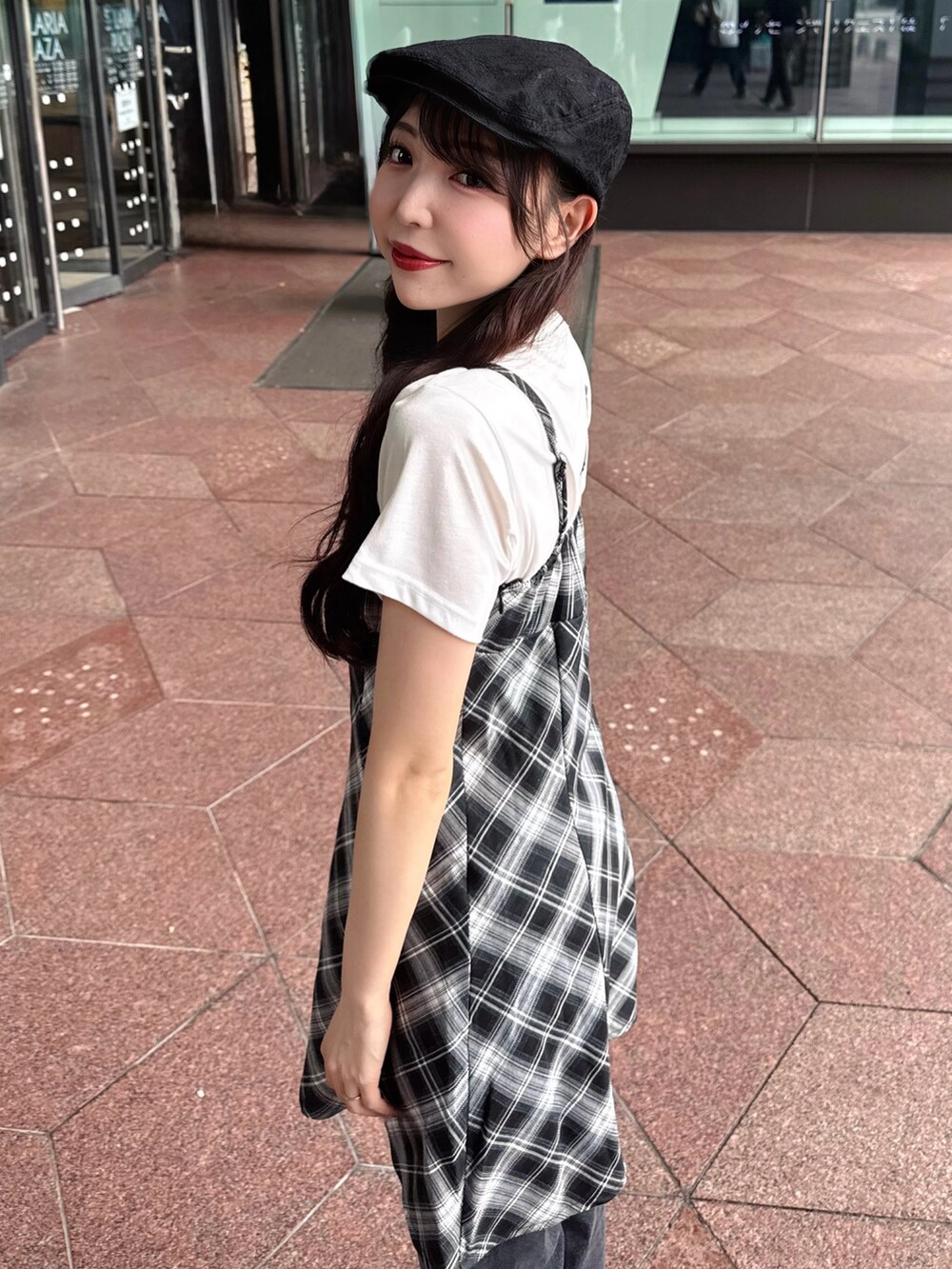 ブラック系のワンピース、グレー系のデニムパンツ、ホワイト系のTシャツ/カットソーを着用したレディースの夏コーディネートの3枚目の写真