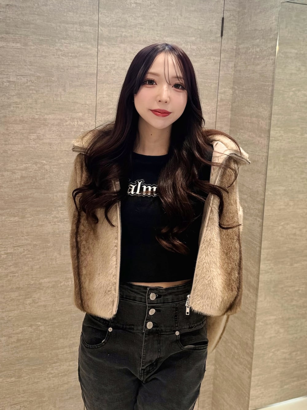 ベージュ系のその他アウター、ブラック系のTシャツ/カットソーを着用したレディースの秋コーディネートの6枚目の写真