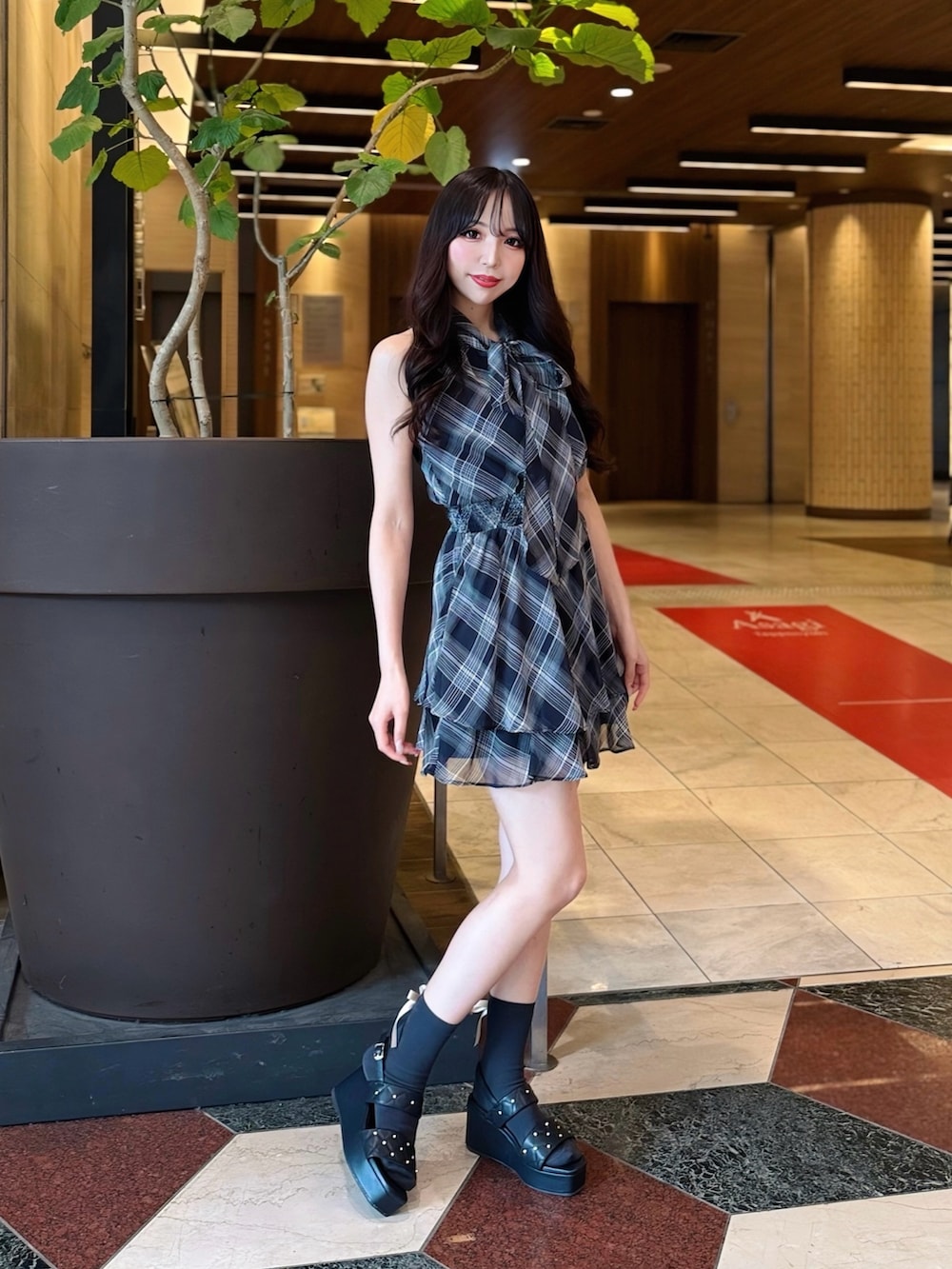 ブラック系のワンピース、ホワイト系のショルダーバッグ、ブラック系のサンダルを着用したレディースの夏コーディネートの4枚目の写真