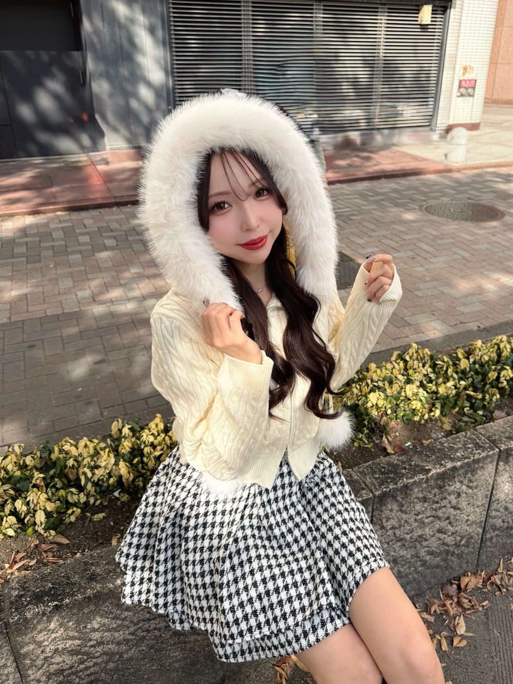 ホワイト系のパーカー、その他のスカートを着用したレディースの秋コーディネートの6枚目の写真