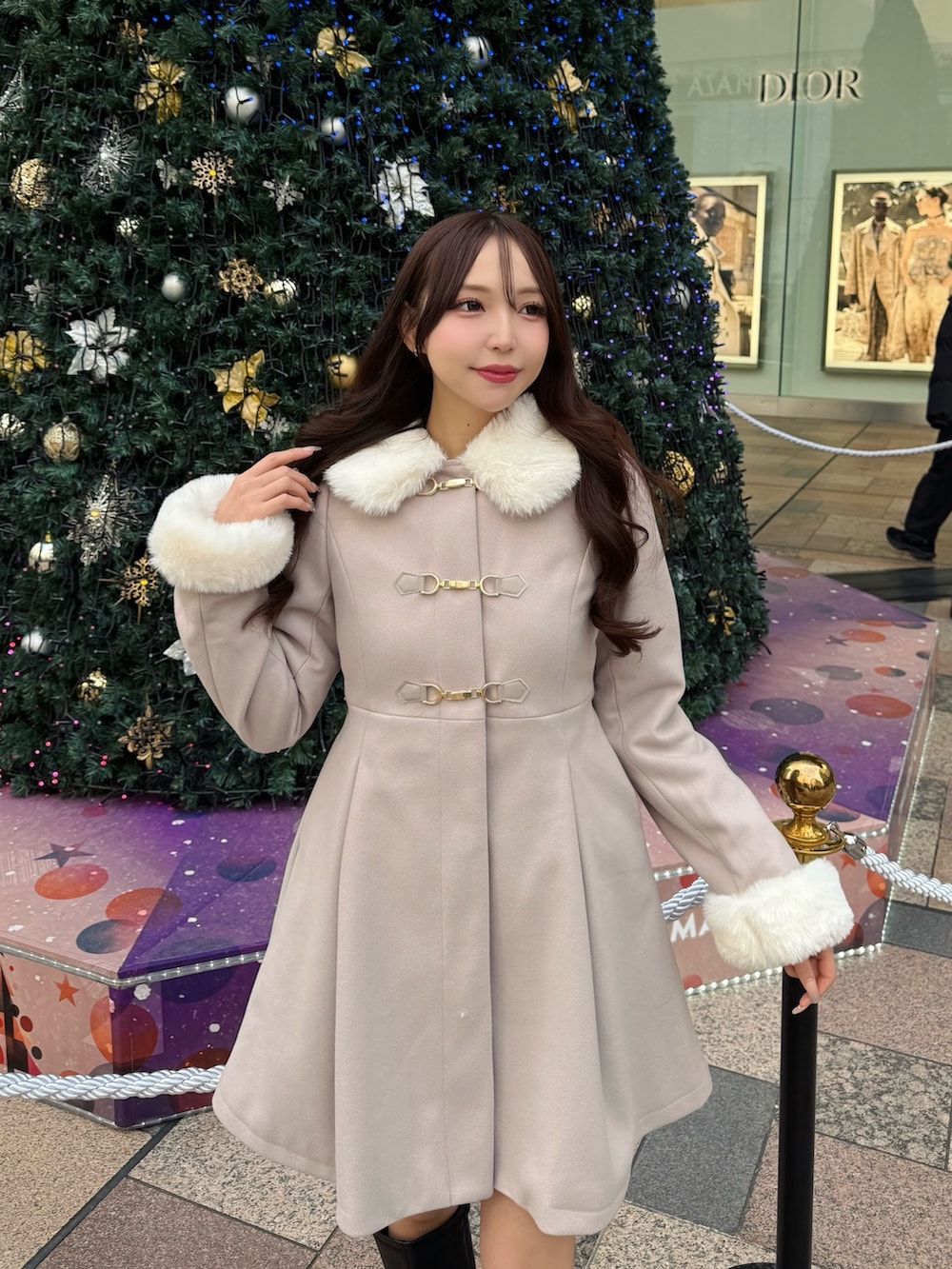 ピンク系のその他アウター、ブラック系のブーツを着用したレディースの冬コーディネートの4枚目の写真