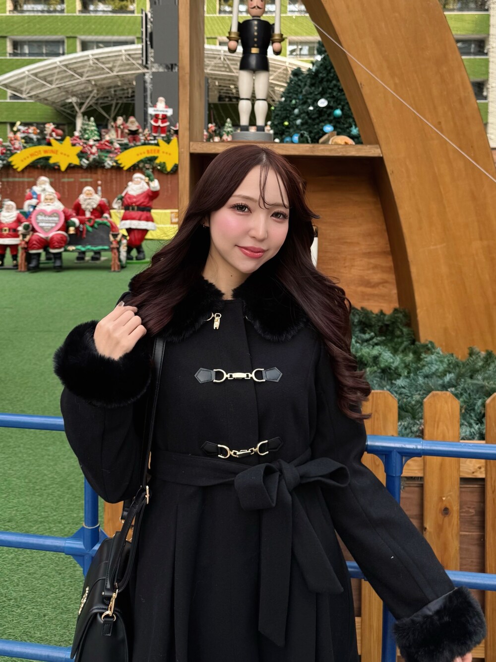 ブラック系のその他アウターを着用したレディースの冬コーディネートの4枚目の写真