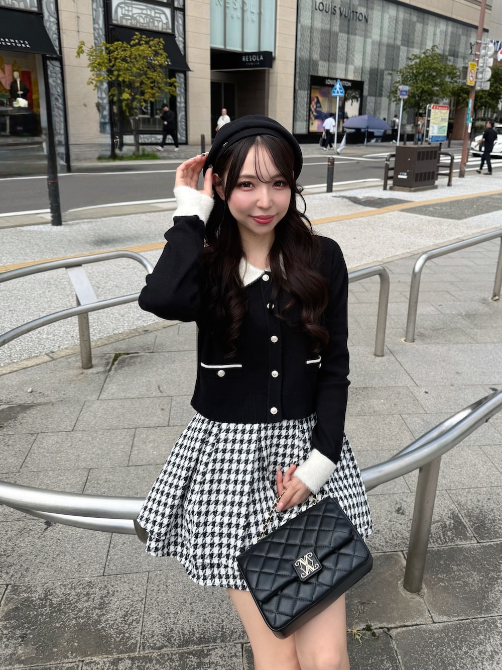 ブラック系のカーディガン/ボレロ、その他のスカート、ブラック系のショルダーバッグを着用したレディースの秋コーディネートの4枚目の写真