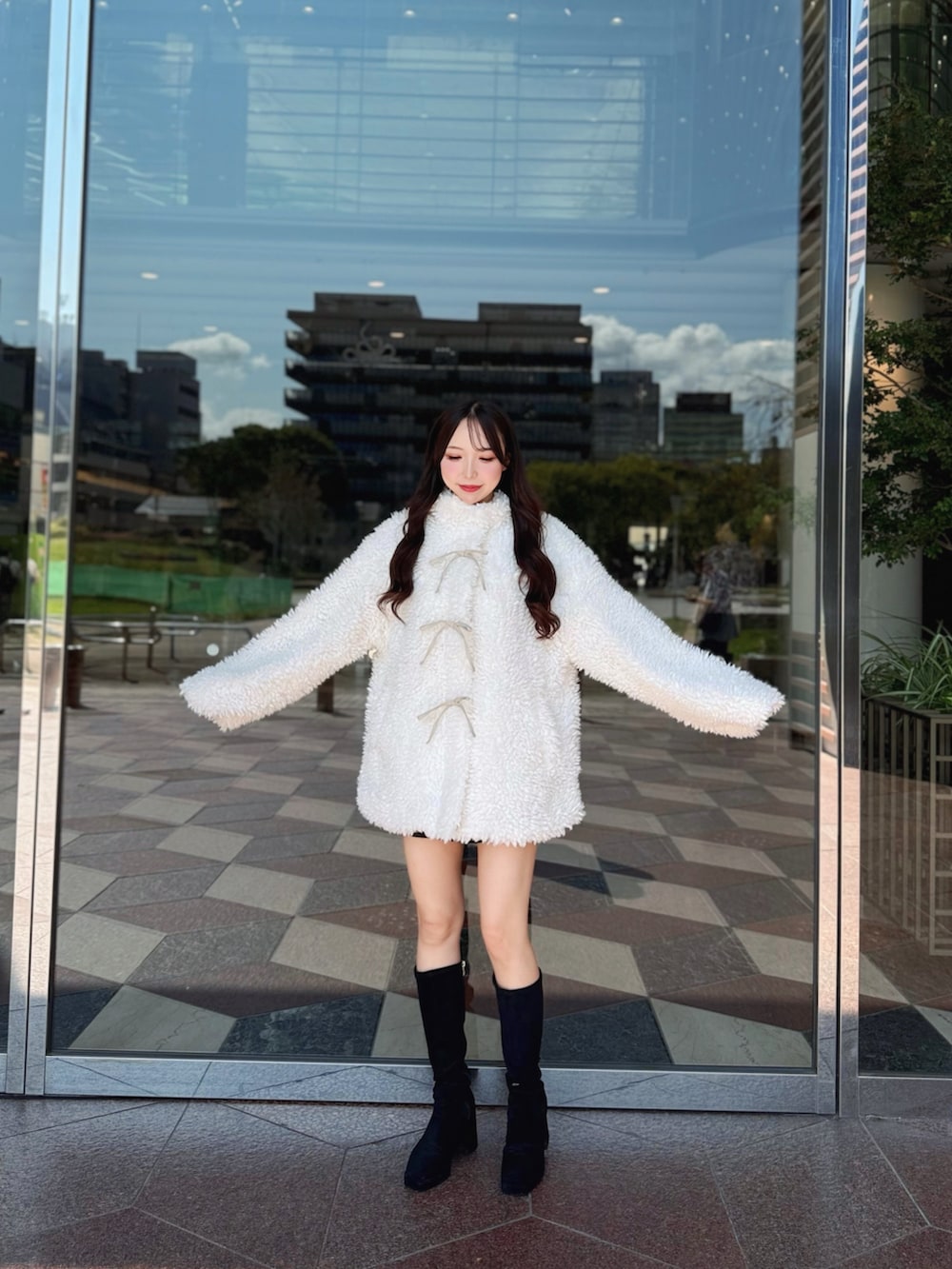 ホワイト系のブルゾンを着用したレディースの秋コーディネートの4枚目の写真