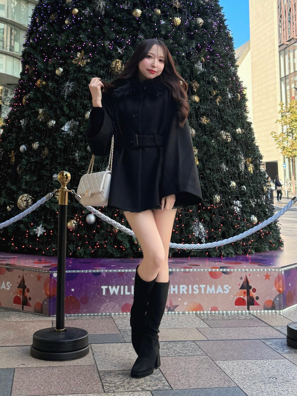 ブラック系のその他アウター、ホワイト系のショルダーバッグを着用したレディースの秋コーディネートの2枚目の写真