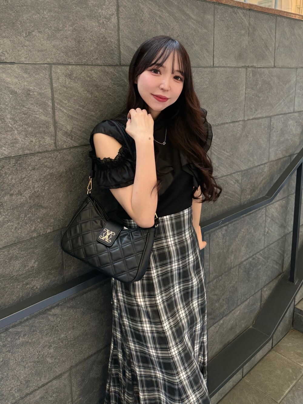 ブラック系のワンピース、ホワイト系のサンダル、ブラック系のショルダーバッグを着用したレディースの夏コーディネートの5枚目の写真