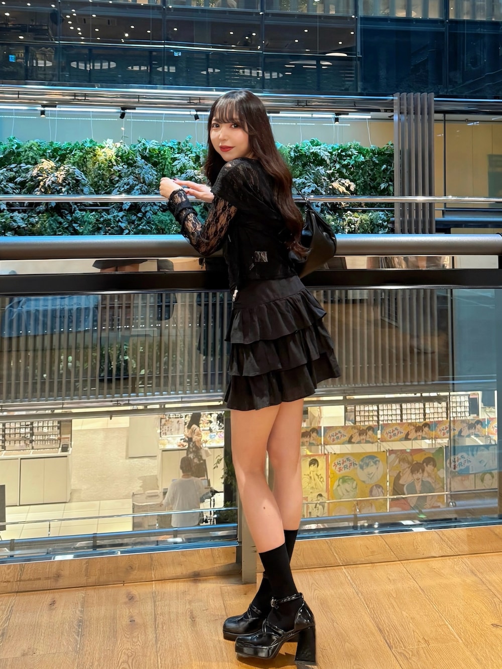 ブラック系のパーカー、ブラック系のワンピースを着用したレディースの夏コーディネートの3枚目の写真