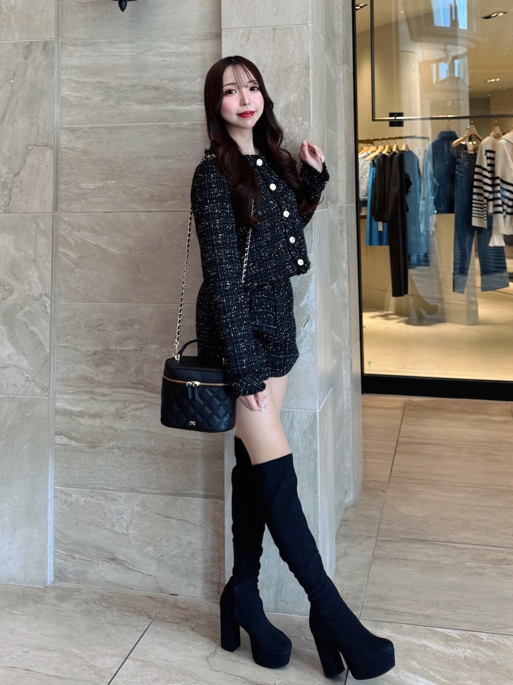 ブラック系のブルゾン、ブラック系のショルダーバッグ、ブラック系のその他パンツを着用したレディースの冬コーディネートの2枚目の写真