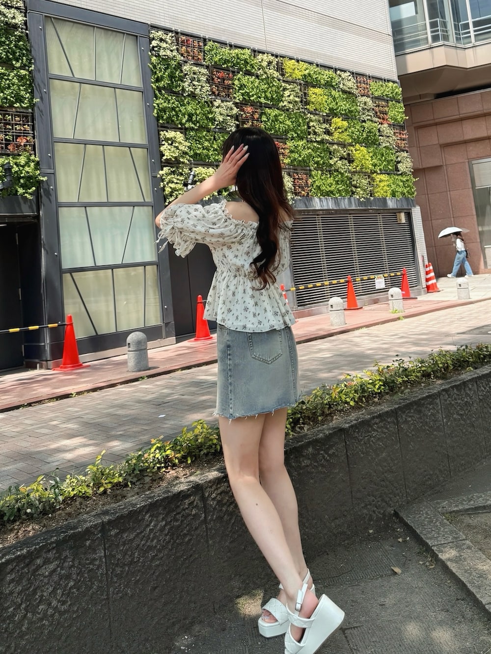 ホワイト系のシャツ/ブラウス、ブルー系のデニムスカート、ホワイト系のサンダルを着用したレディースの春コーディネートの2枚目の写真