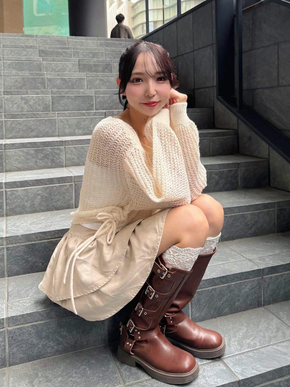 ホワイト系のニット/セーター、ホワイト系のキャミソール、ホワイト系のスカートを着用したレディースの秋コーディネートの7枚目の写真