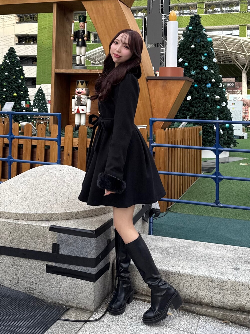 ブラック系のその他アウターを着用したレディースの冬コーディネートの2枚目の写真