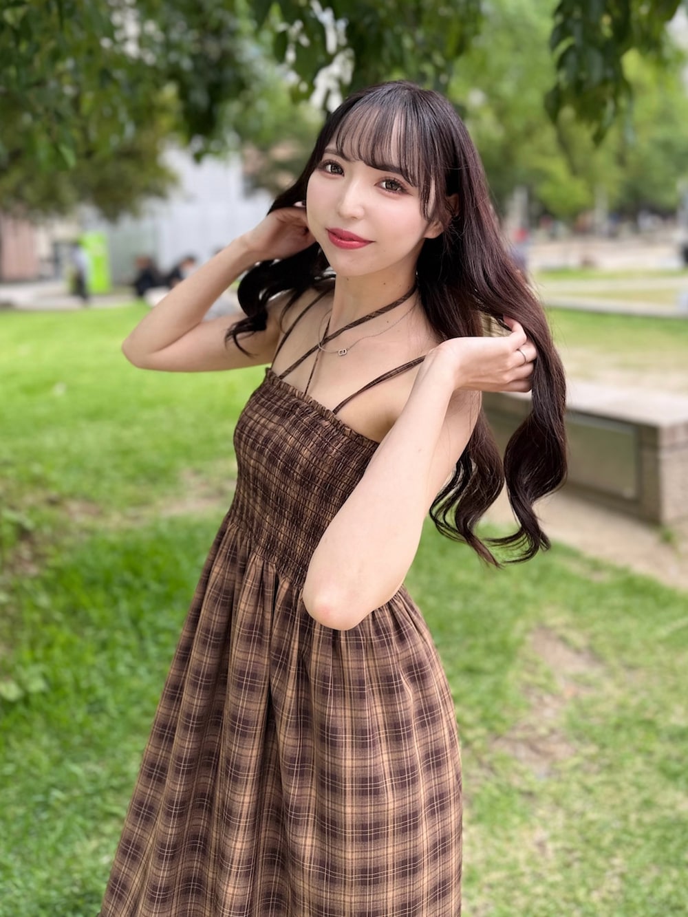 ブラウン系のワンピース、ホワイト系のサンダルを着用したレディースの夏コーディネートの5枚目の写真