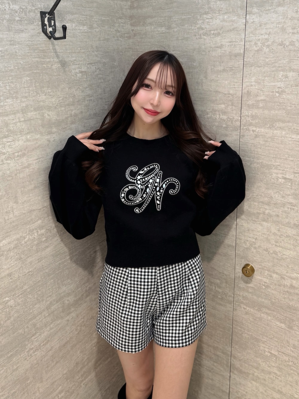 ブラック系のその他パンツ、ブラック系のニット/セーター、ブラック系のブーツを着用したレディースの春コーディネートの3枚目の写真