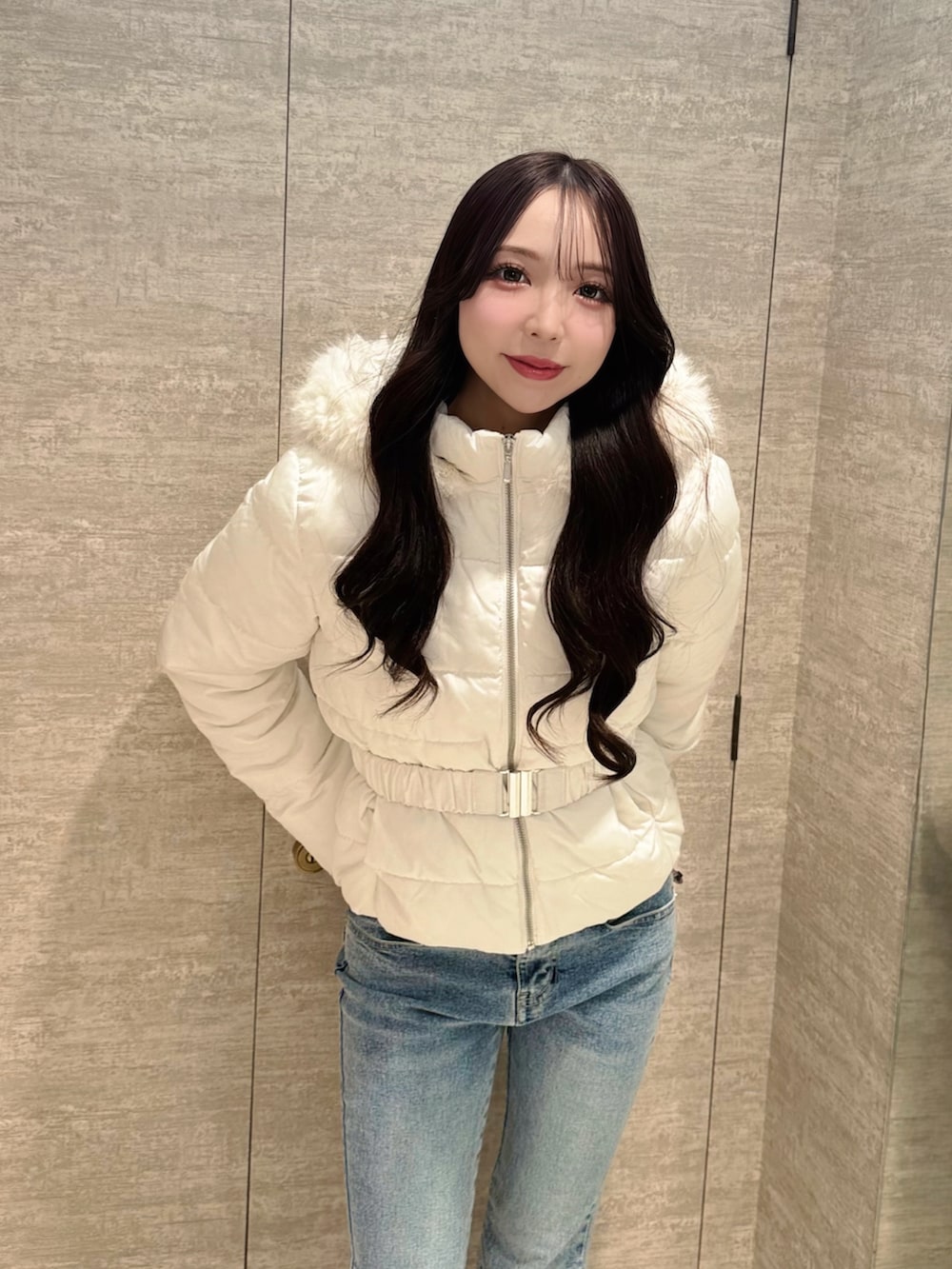 ホワイト系のダウンジャケット/コートを着用したレディースの秋コーディネートの6枚目の写真