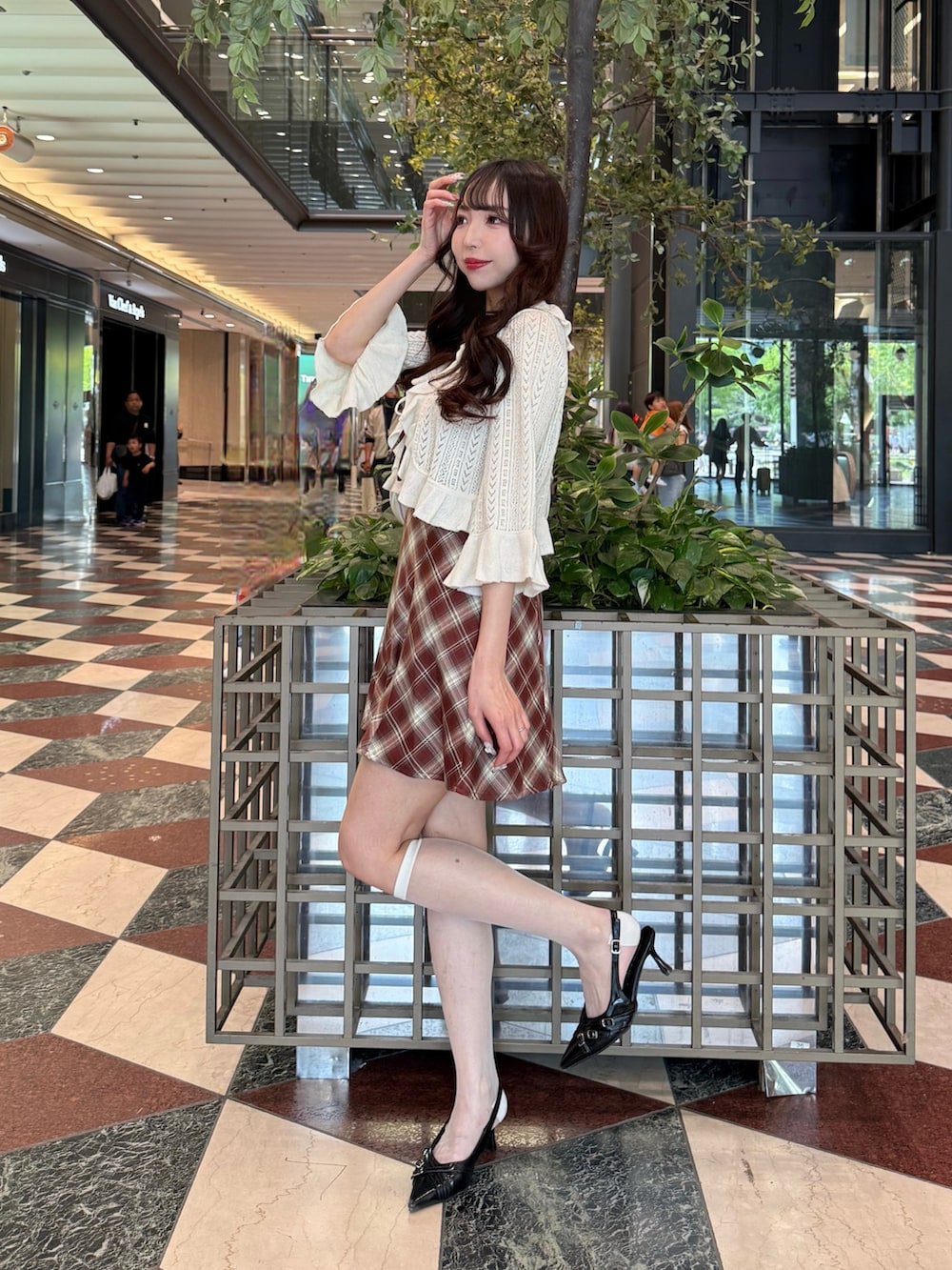 ホワイト系のカーディガン/ボレロ、ブラウン系のワンピース、ホワイト系のハンドバッグを着用したレディースの春コーディネートの2枚目の写真