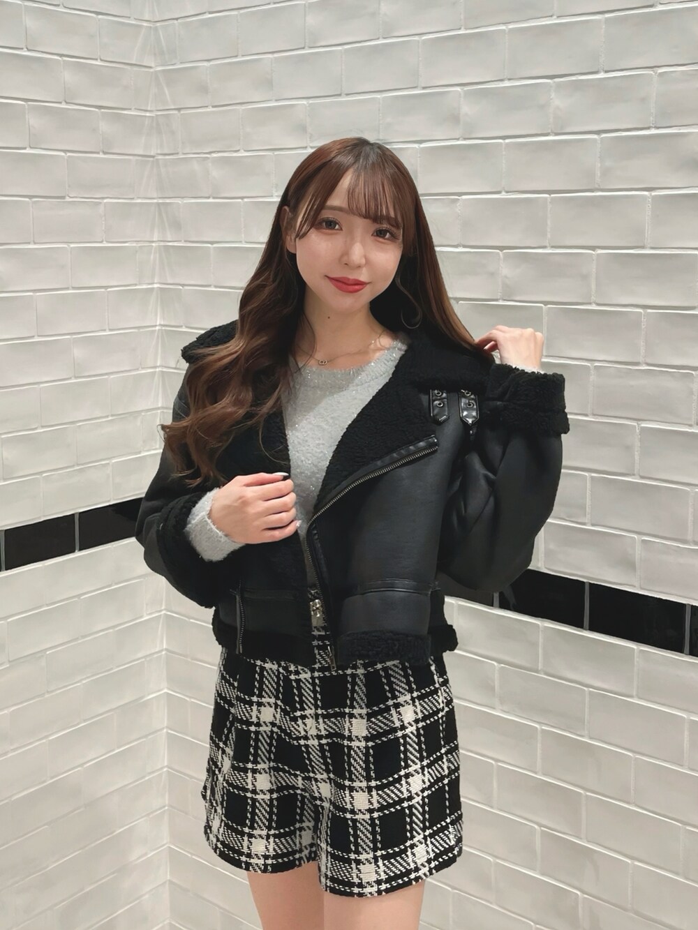 ブラック系のブルゾン、ブラック系のその他パンツを着用したレディースの秋コーディネートの2枚目の写真