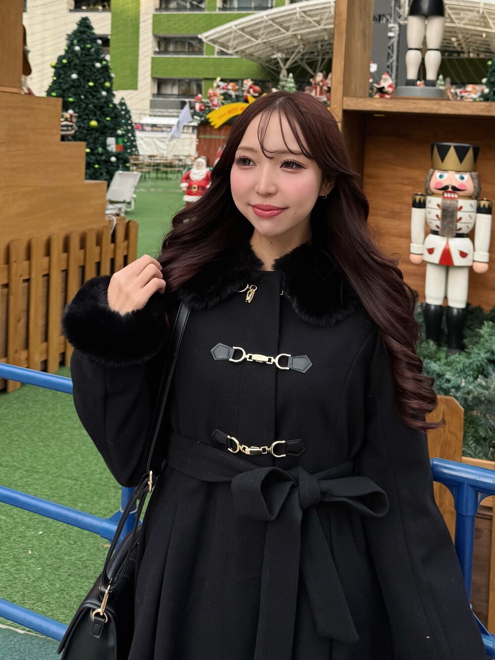 ブラック系のその他アウターを着用したレディースの冬コーディネートの3枚目の写真