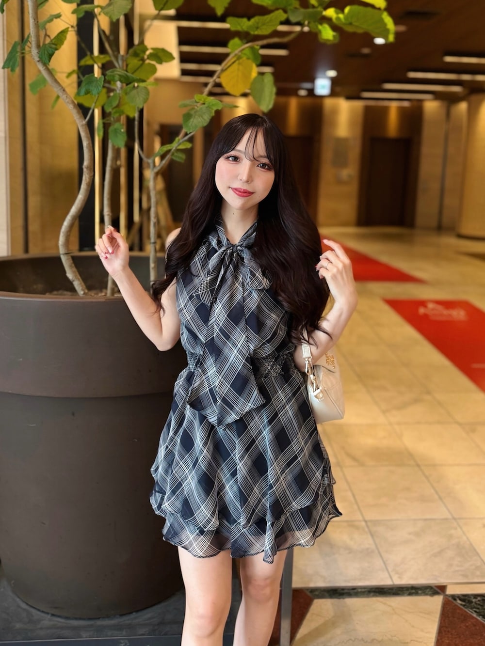 ブラック系のワンピース、ホワイト系のショルダーバッグ、ブラック系のサンダルを着用したレディースの夏コーディネートの7枚目の写真