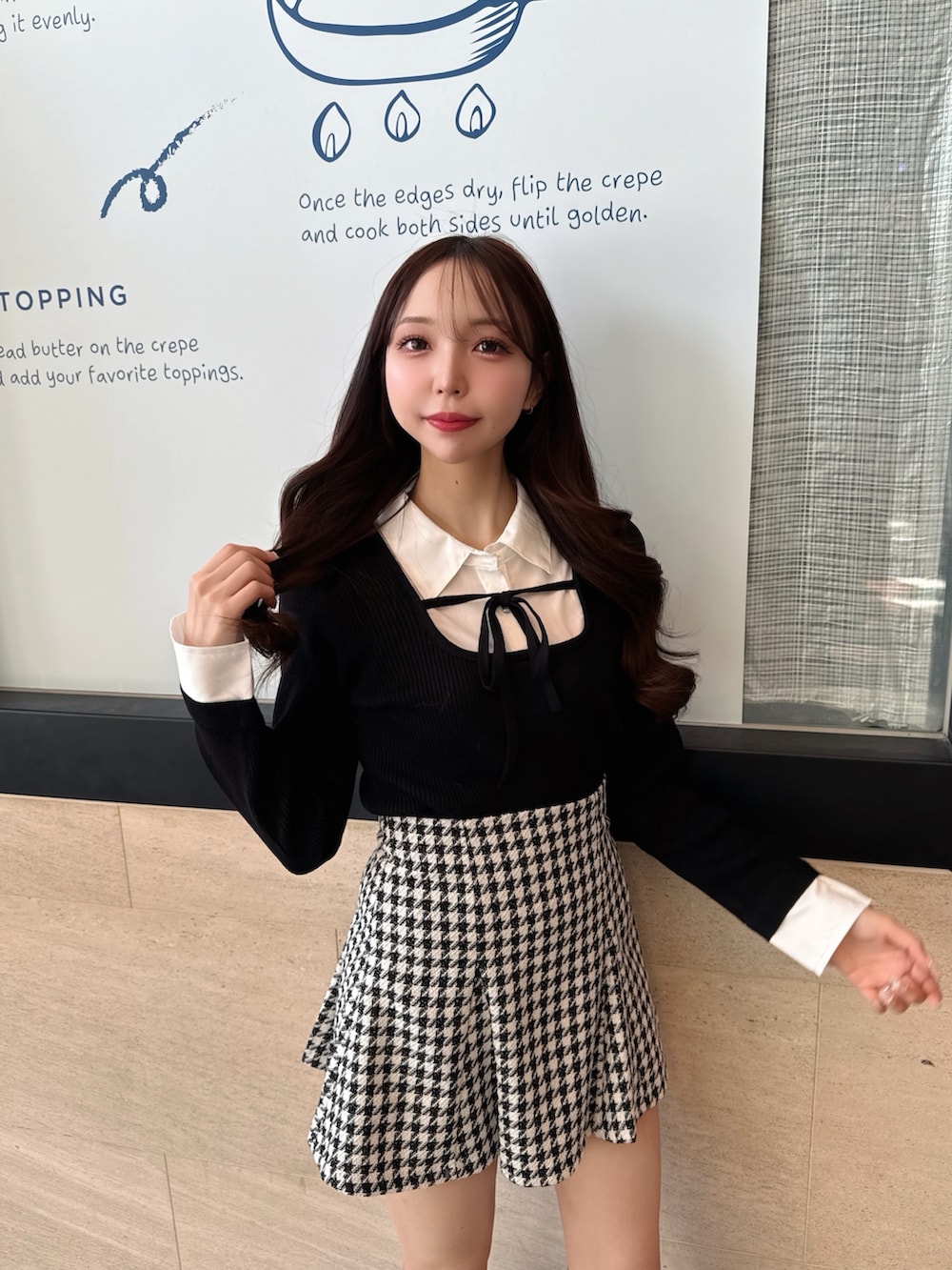 ブラック系のニット/セーター、その他のスカートを着用したレディースの冬コーディネートの2枚目の写真