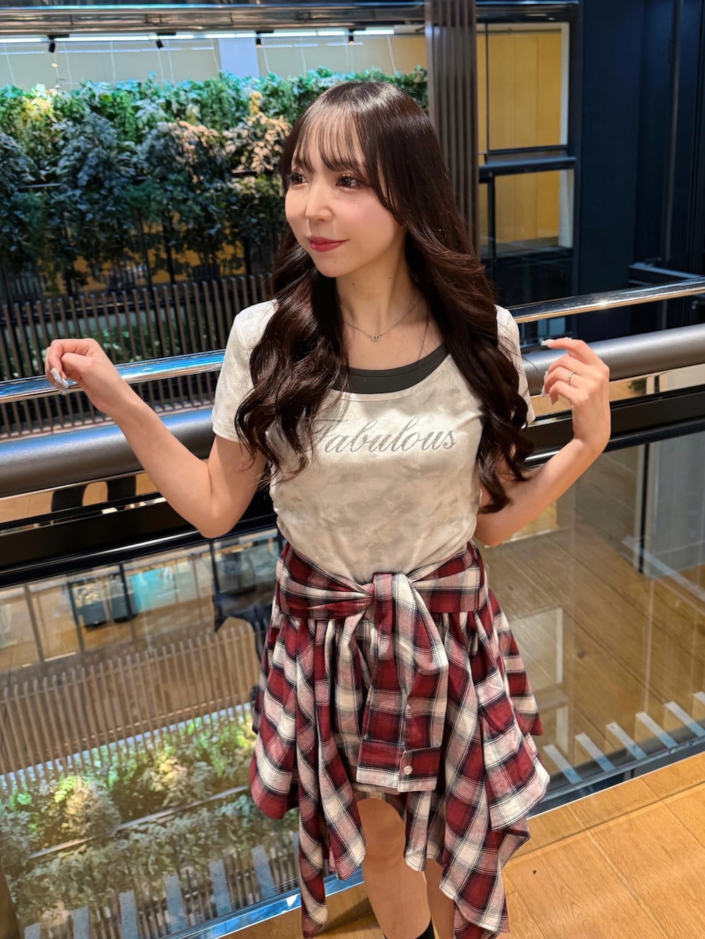 ホワイト系のTシャツ/カットソー、レッド系のスカート、ブラック系のサンダルを着用したレディースの夏コーディネートの5枚目の写真