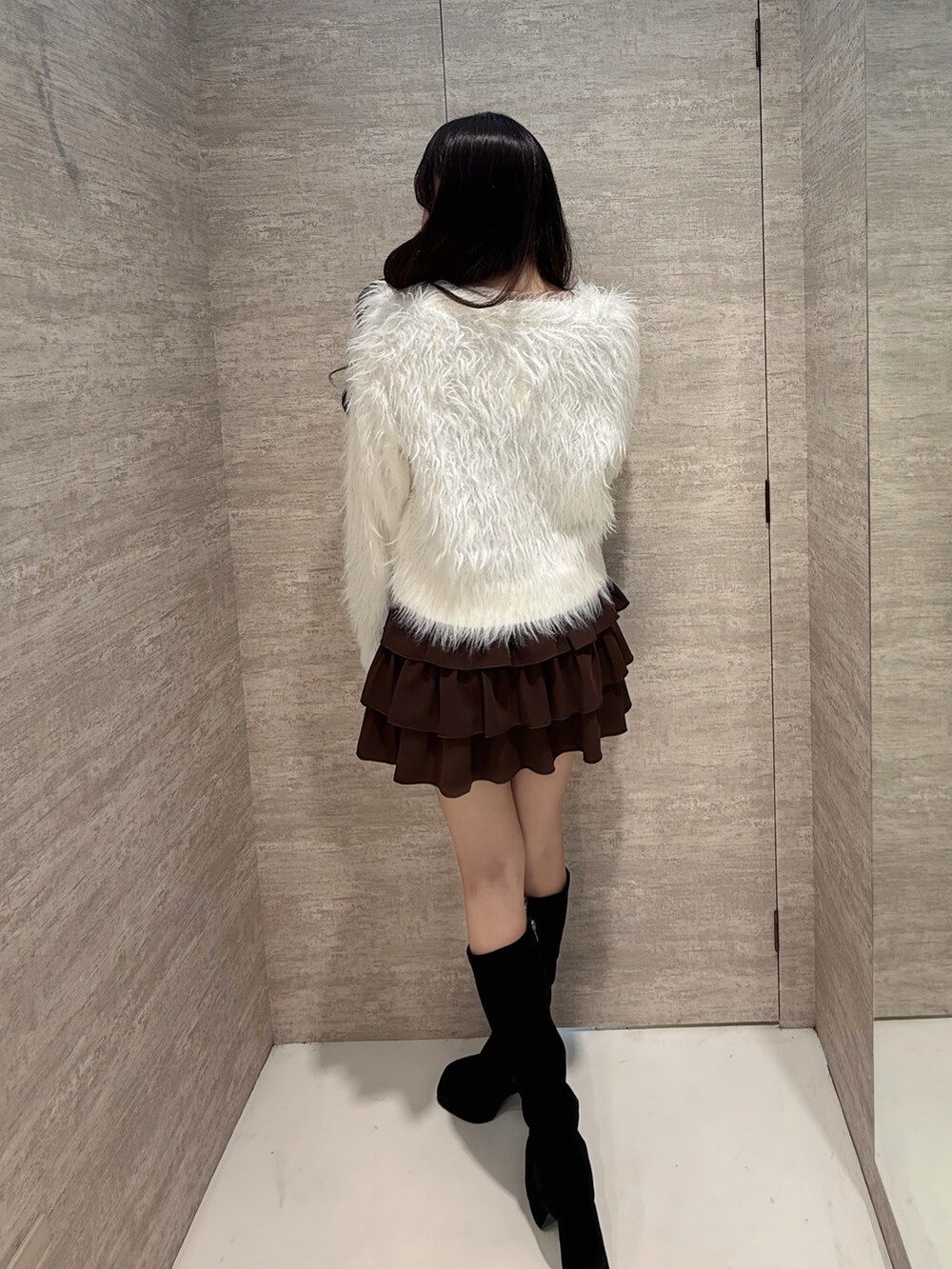 ホワイト系のニット/セーター、ブラウン系のスカート、ホワイト系のストール/ショールを着用したレディースの秋コーディネートの4枚目の写真