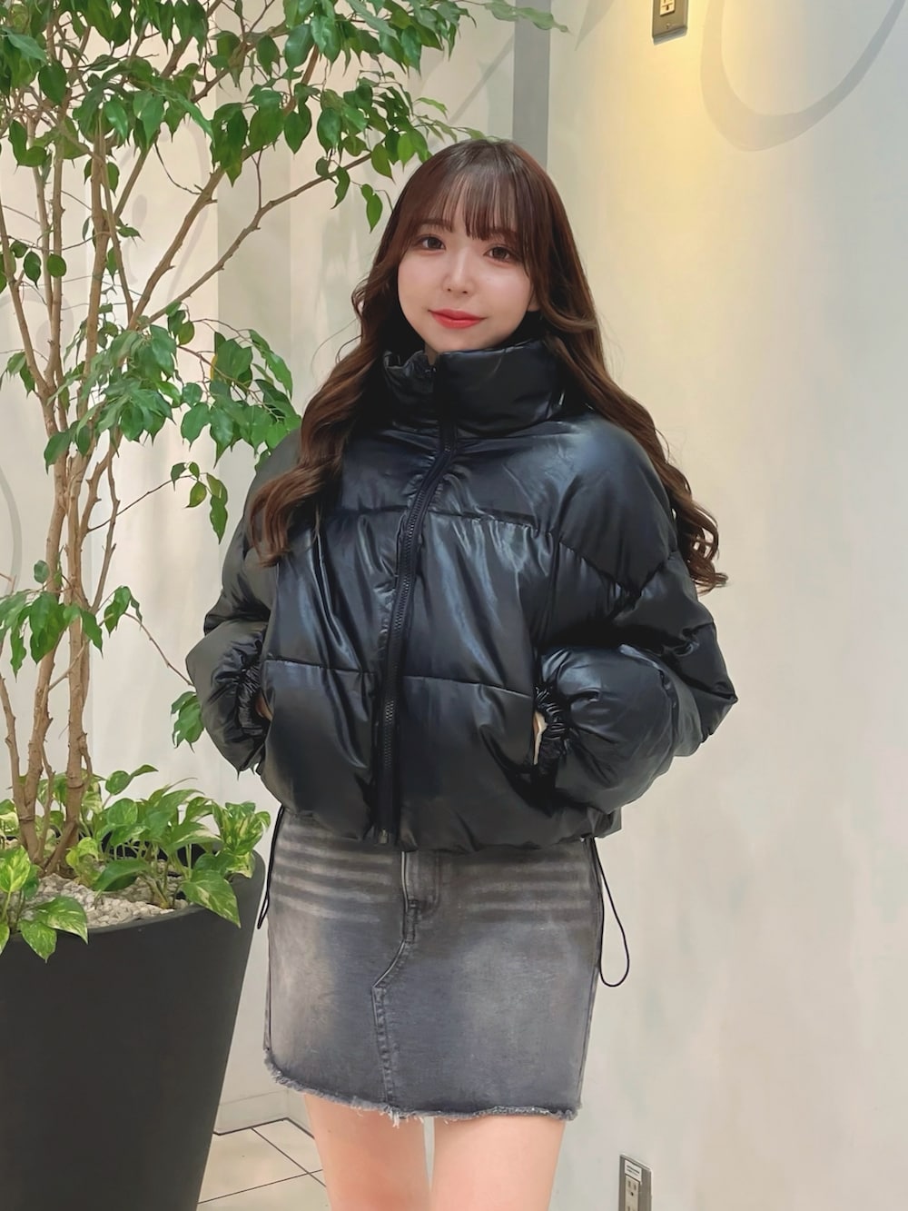 ブラック系のダウンジャケット/コート、グレー系のデニムスカートを着用したレディースの秋コーディネートの2枚目の写真