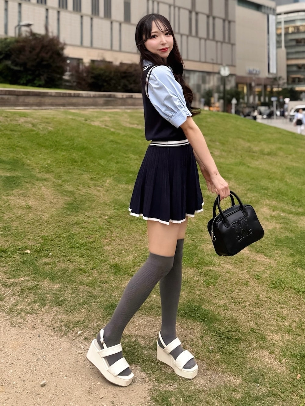 ブルー系のセットアップ、ブルー系のシャツ/ブラウス、ブラック系のハンドバッグを着用したレディースの夏コーディネートの2枚目の写真