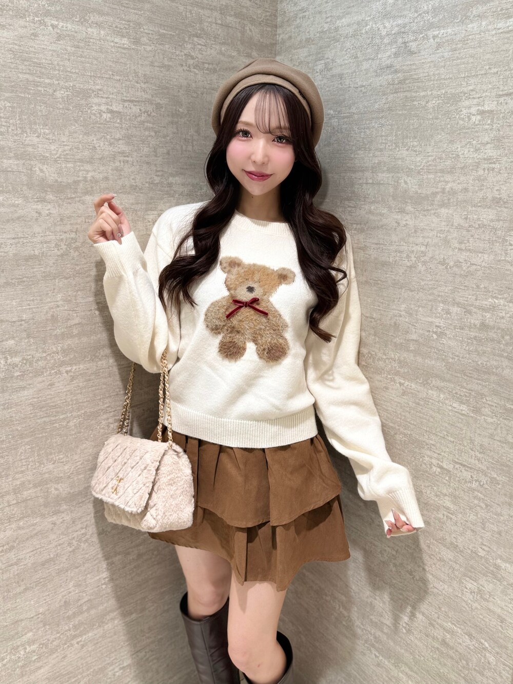 ホワイト系のニット/セーター、イエロー系のスカート、ベージュ系のショルダーバッグを着用したレディースの秋コーディネートの5枚目の写真