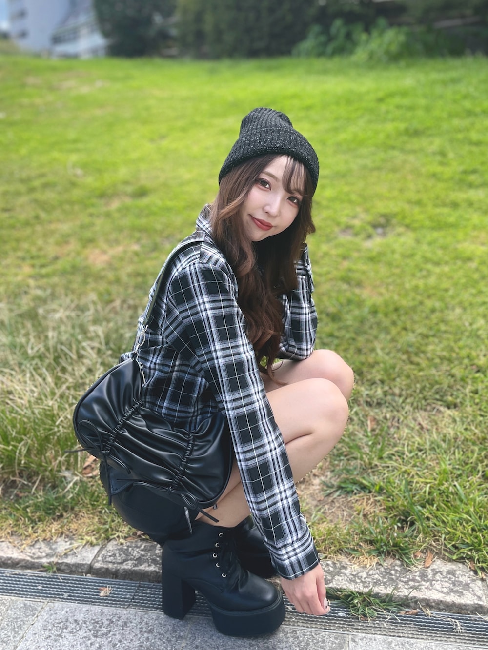 ブラック系のシャツ/ブラウス、ブラック系のスカート、ブラック系のショルダーバッグを着用したレディースの秋コーディネートの2枚目の写真