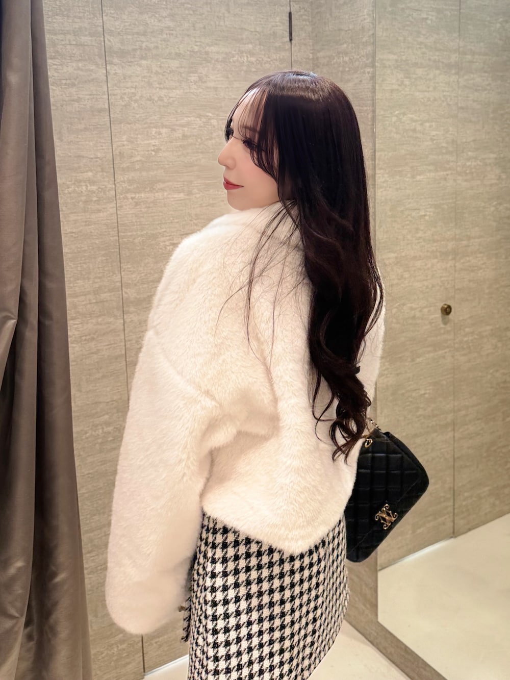 ホワイト系のブルゾン、その他のスカート、ブラック系のブーツを着用したレディースの秋コーディネートの6枚目の写真