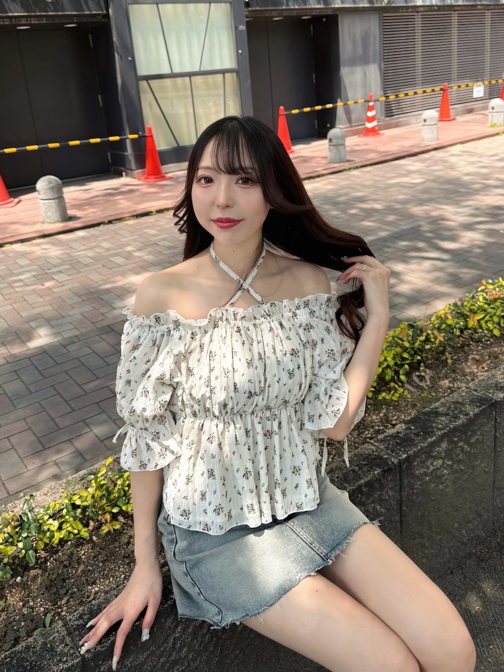 ホワイト系のシャツ/ブラウス、ブルー系のデニムスカート、ホワイト系のサンダルを着用したレディースの春コーディネートの4枚目の写真