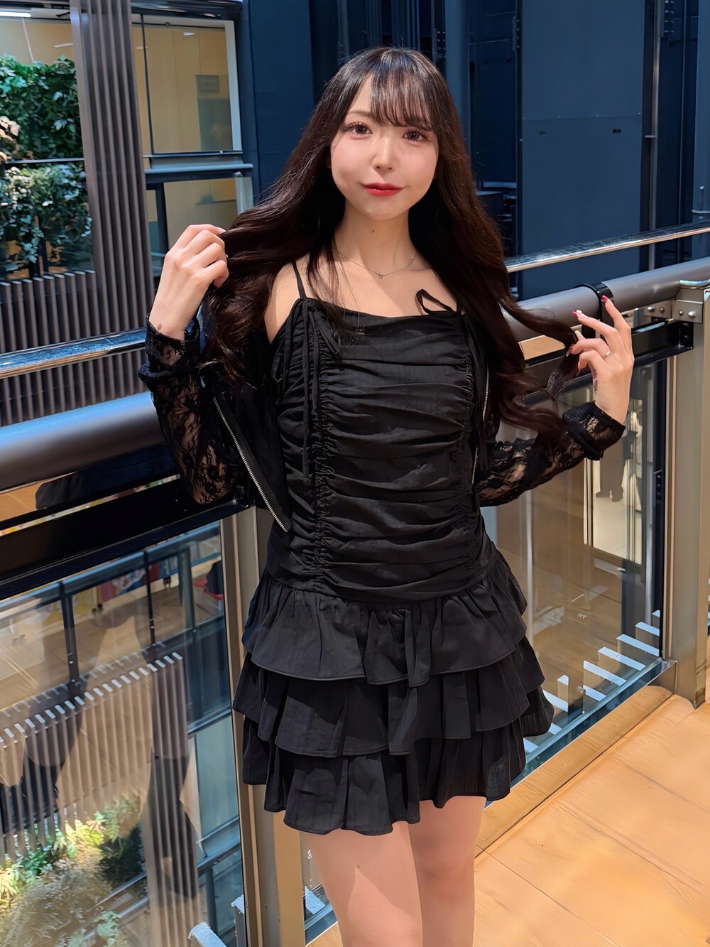 ブラック系のパーカー、ブラック系のワンピースを着用したレディースの夏コーディネートの5枚目の写真