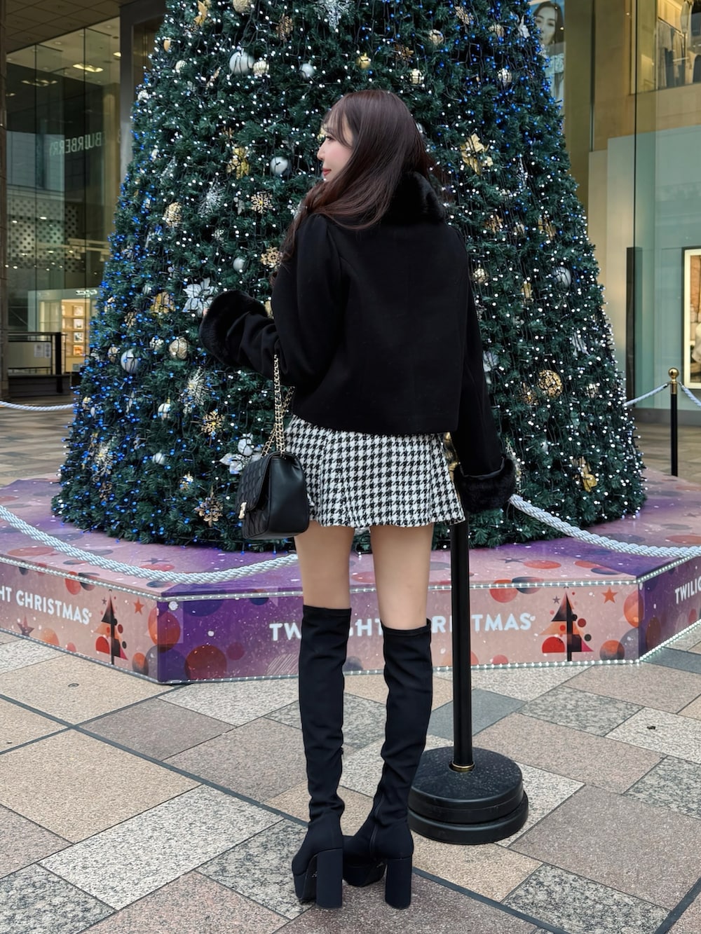 ブラック系のショルダーバッグ、その他のスカート、ブラック系のダウンジャケット/コートを着用したレディースの冬コーディネートの3枚目の写真