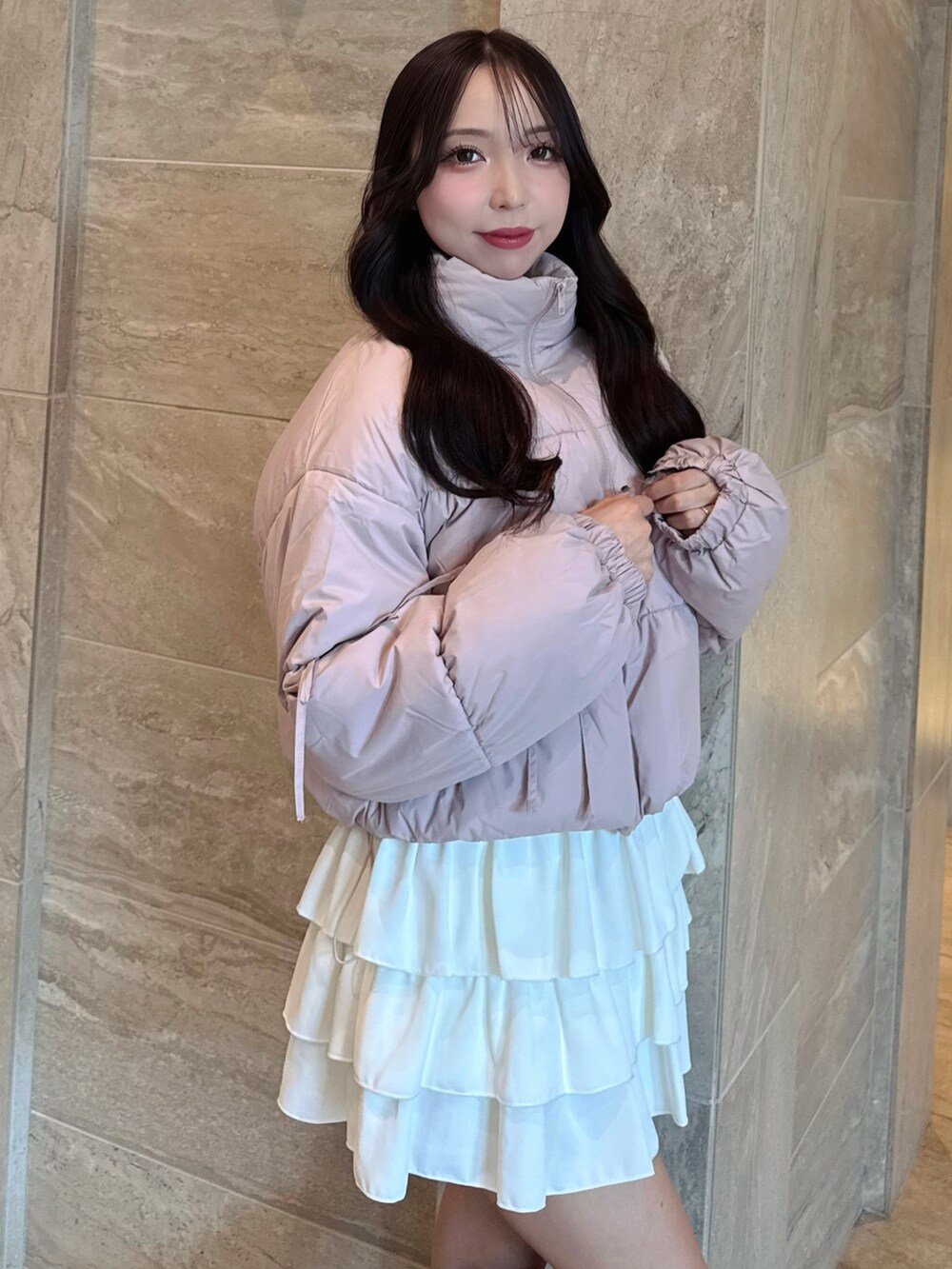 ピンク系のその他アウター、ホワイト系のスカート、ブラック系のブーツを着用したレディースの秋コーディネートの7枚目の写真