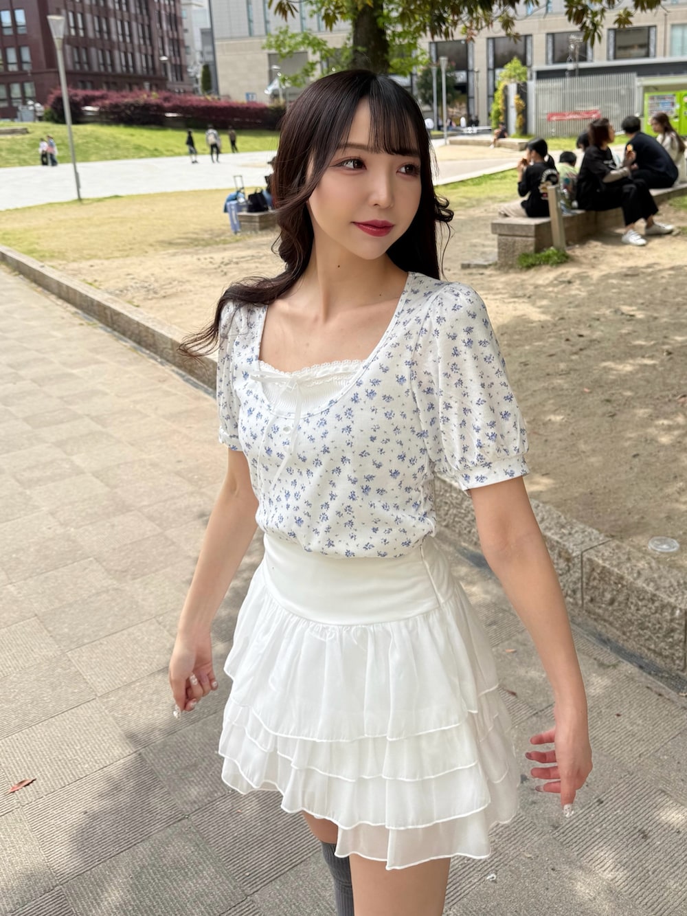 ホワイト系のTシャツ/カットソー、ホワイト系のスカート、ブラック系のパンプスを着用したレディースの春コーディネートの5枚目の写真