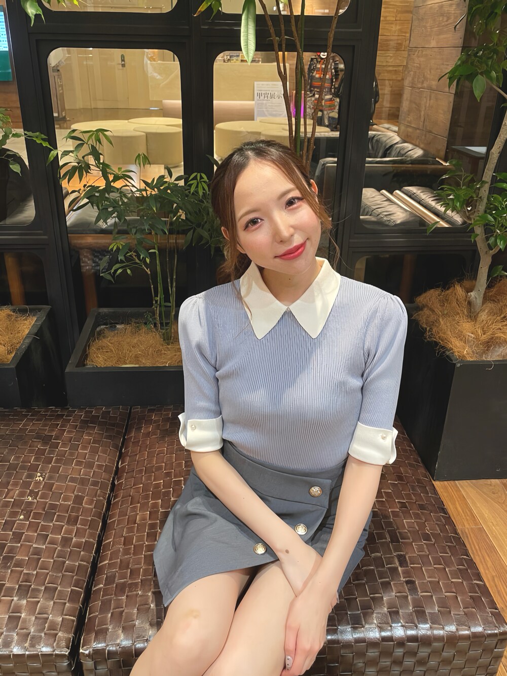 ブルー系のニット/セーター、グレー系のスカート、ブラック系のサンダルを着用したレディースの夏コーディネートの4枚目の写真
