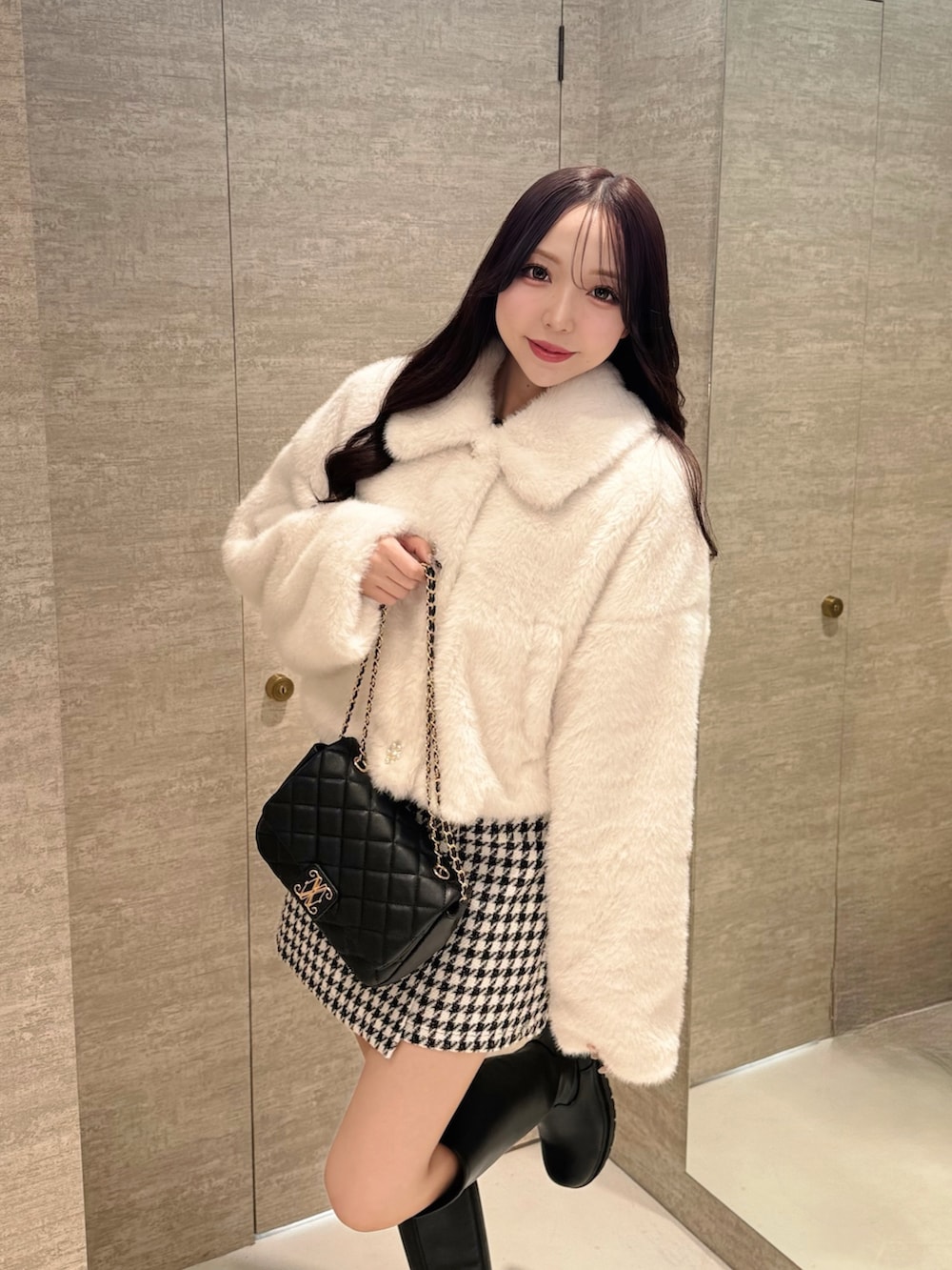 ホワイト系のブルゾン、その他のスカート、ブラック系のブーツを着用したレディースの秋コーディネートの4枚目の写真