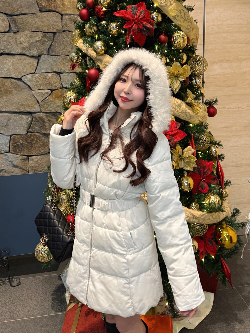 ホワイト系のダウンジャケット/コート、ブラック系のショルダーバッグを着用したレディースの冬コーディネートの5枚目の写真