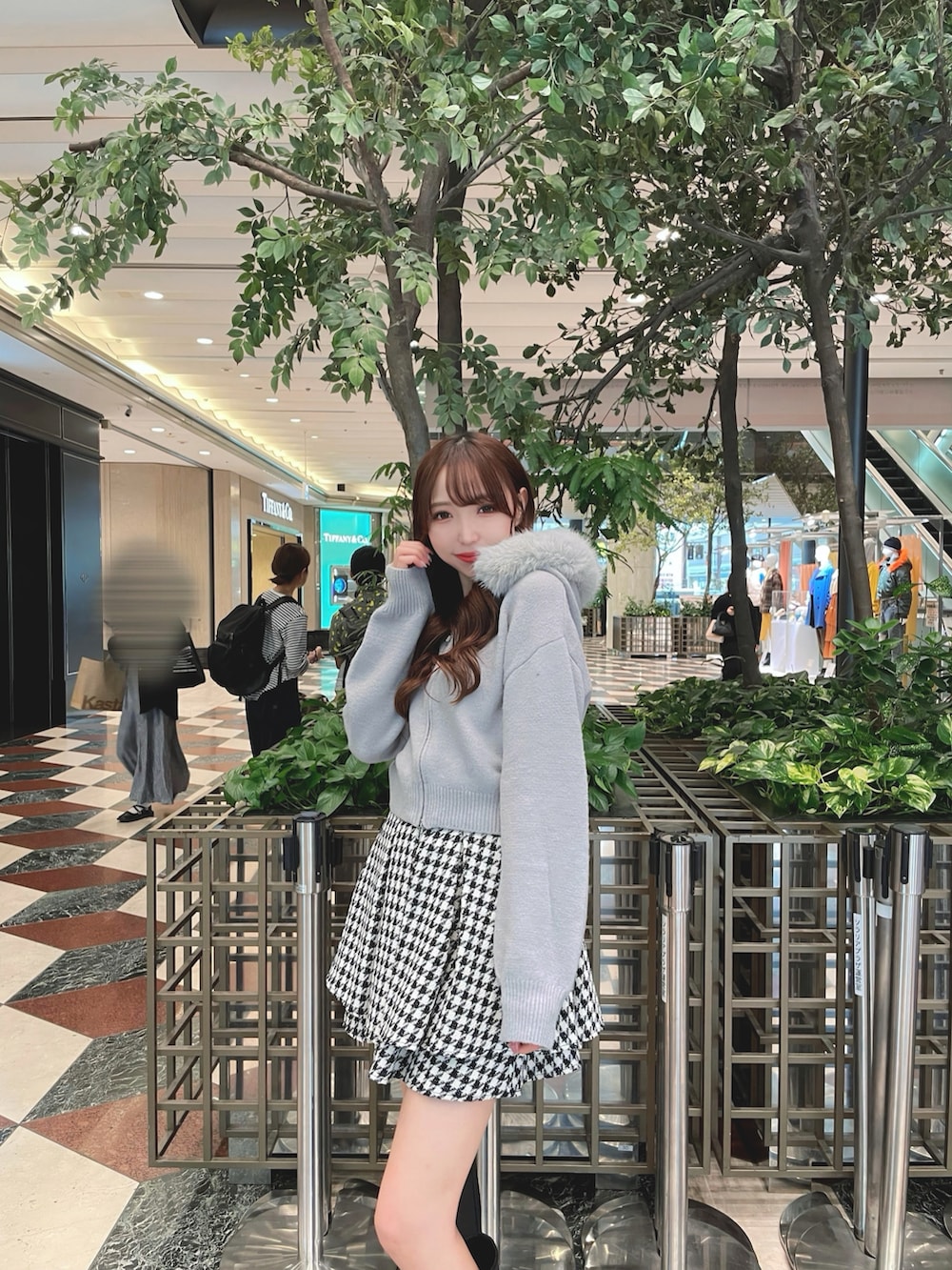 グレー系のパーカー、その他のスカート、ブラック系のブーツを着用したレディースの秋コーディネートの3枚目の写真