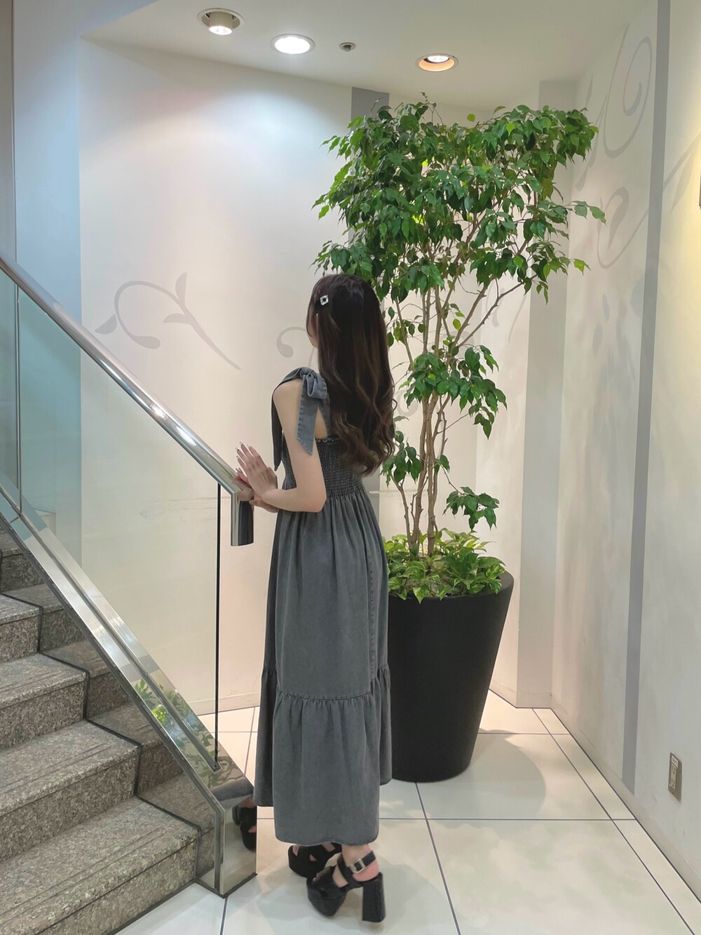 グレー系のワンピース、ブラック系のサンダルを着用したレディースの夏コーディネートの2枚目の写真