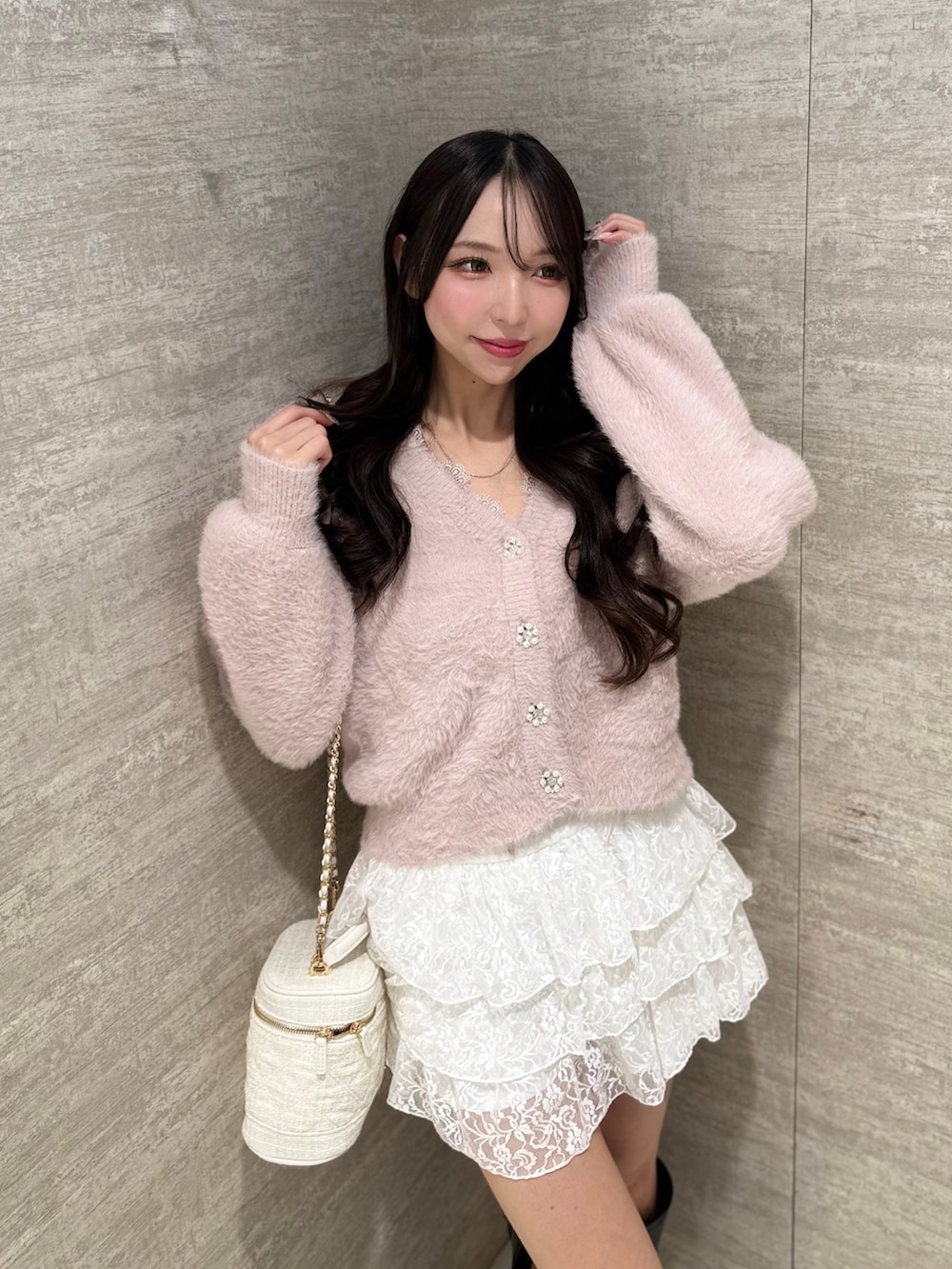 ホワイト系のスカート、ピンク系のカーディガン/ボレロ、ホワイト系のショルダーバッグを着用したレディースの秋コーディネートの2枚目の写真