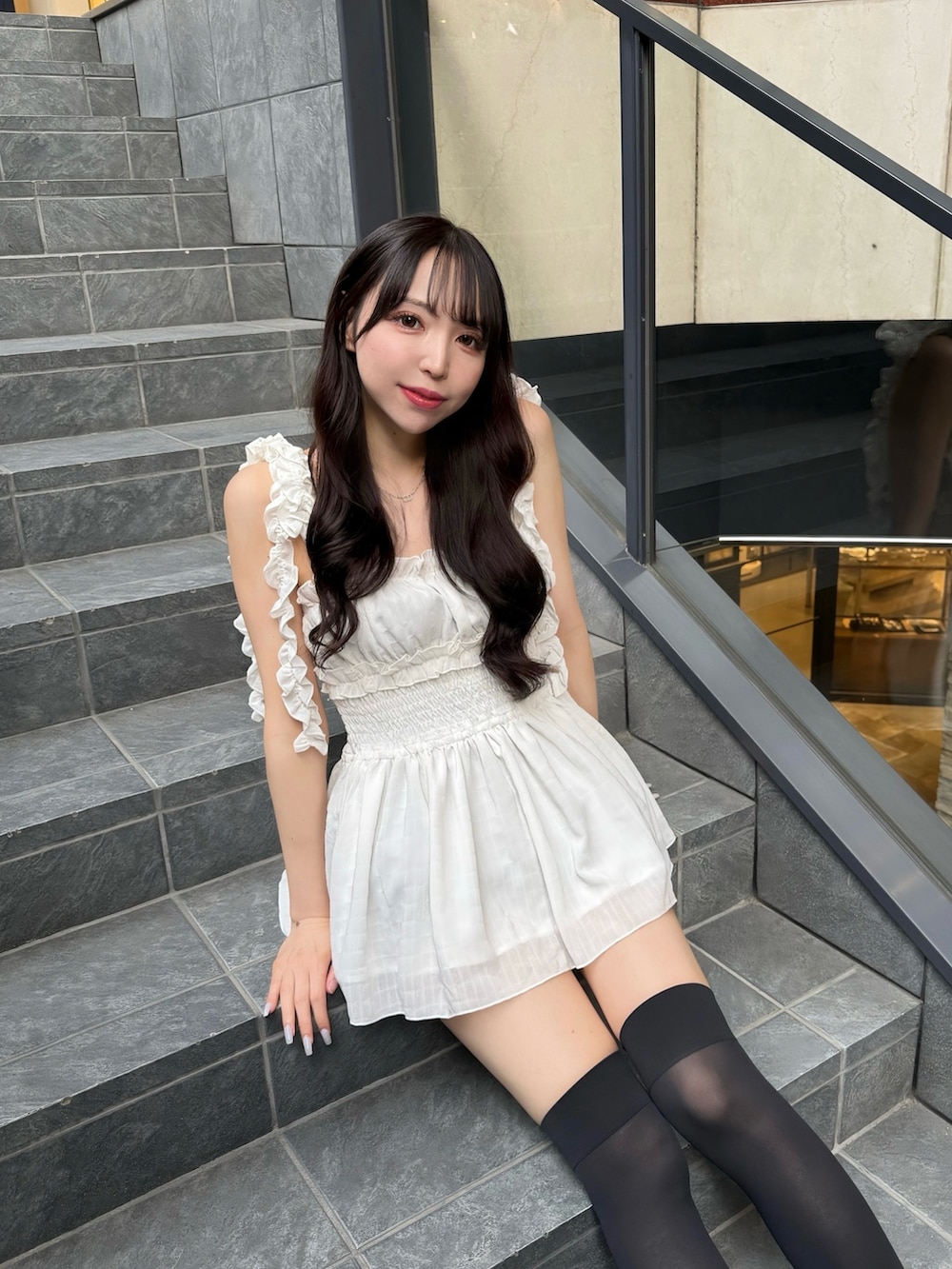 ホワイト系のシャツ/ブラウス、ホワイト系のサンダルを着用したレディースの夏コーディネートの3枚目の写真