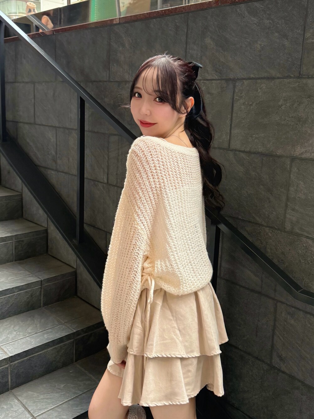 ホワイト系のニット/セーター、ホワイト系のキャミソール、ホワイト系のスカートを着用したレディースの秋コーディネートの6枚目の写真