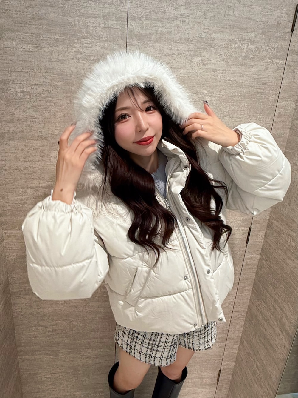 ホワイト系のダウンジャケット/コート、グレー系のニット/セーター、ホワイト系のその他パンツを着用したレディースの秋コーディネートの3枚目の写真