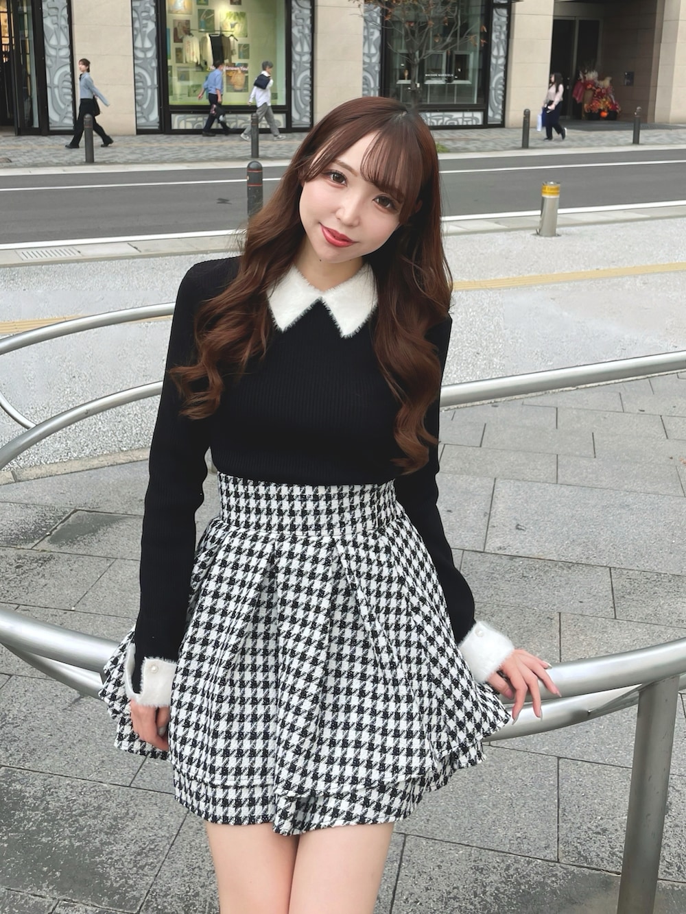 ブラック系のニット/セーター、その他のスカートを着用したレディースの秋コーディネートの2枚目の写真